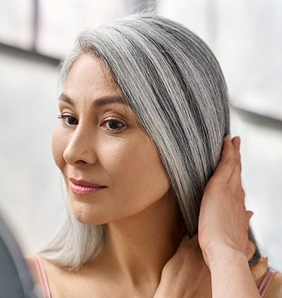 Frau mit grauen Haaren