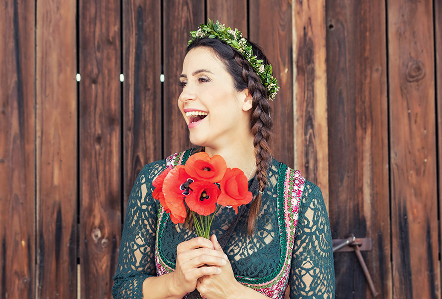 Frau im Dirndl mit Flecht-Frisur