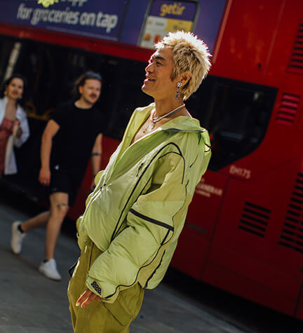 Mann in grüner Funktionsjacke