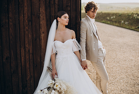 Braut und Bräutigam in Hochzeitsoutfit