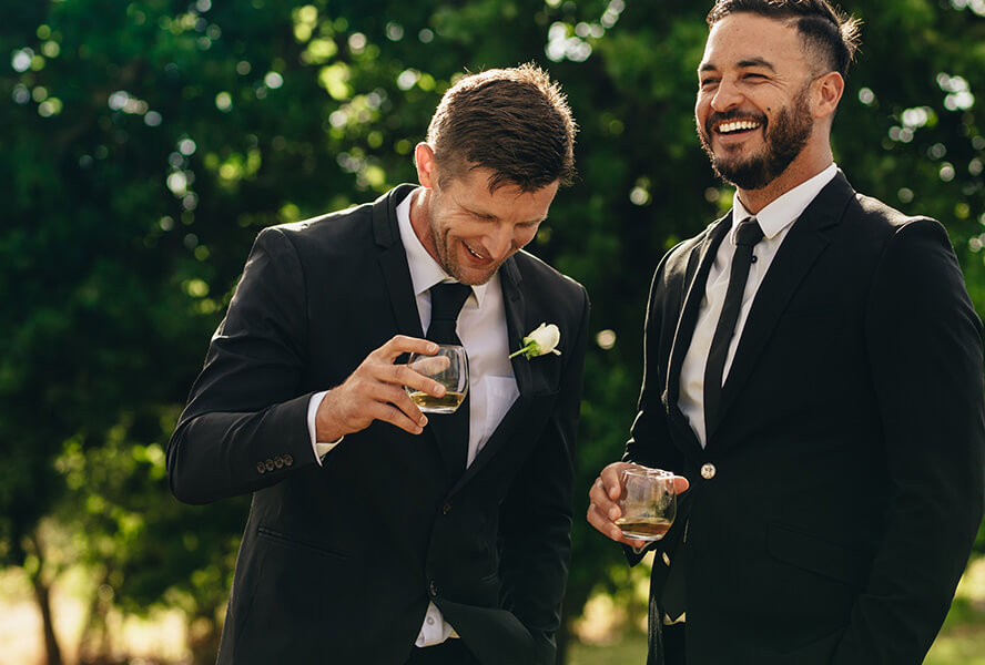 Bräutigam mit Trauzeuge und Vater in Anzügen für die Hochzeit