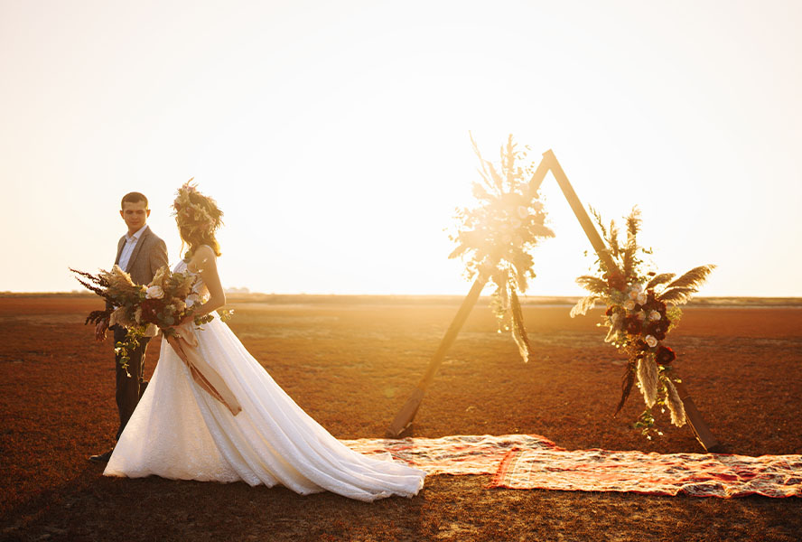 Brautpaar im Look zur Boho-Hochzeit