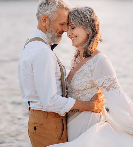 Paar bei der silbernen Hochzeit vor einem Fluss