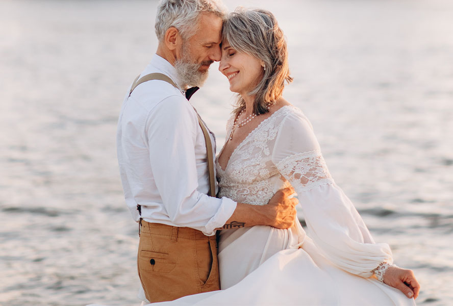 Paar im Outfit für eine Silberhochzeit