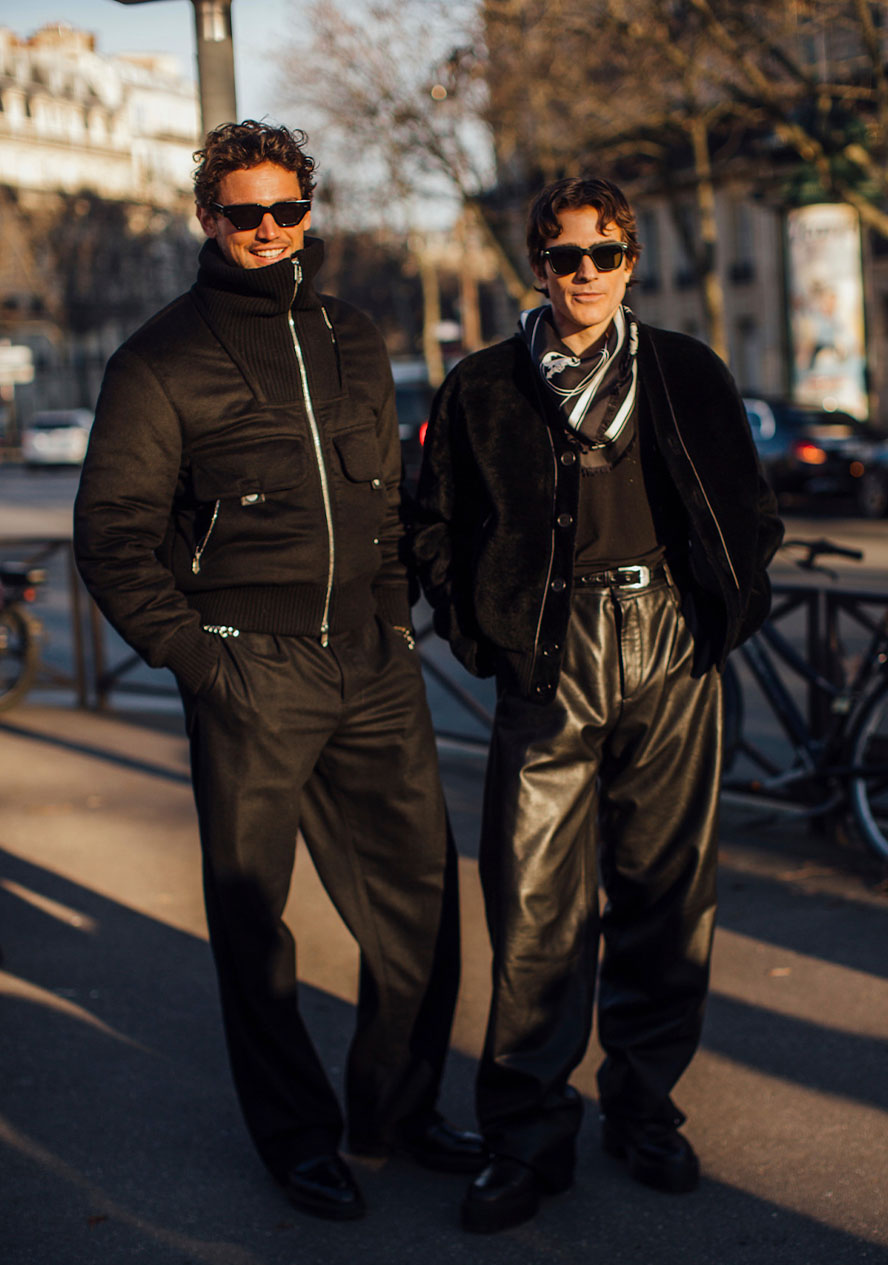 Männer tragen als Herbst- und Winter-Outfit Leder-allover