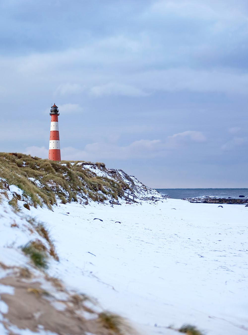 Schneebedeckte Nordsee-Küste