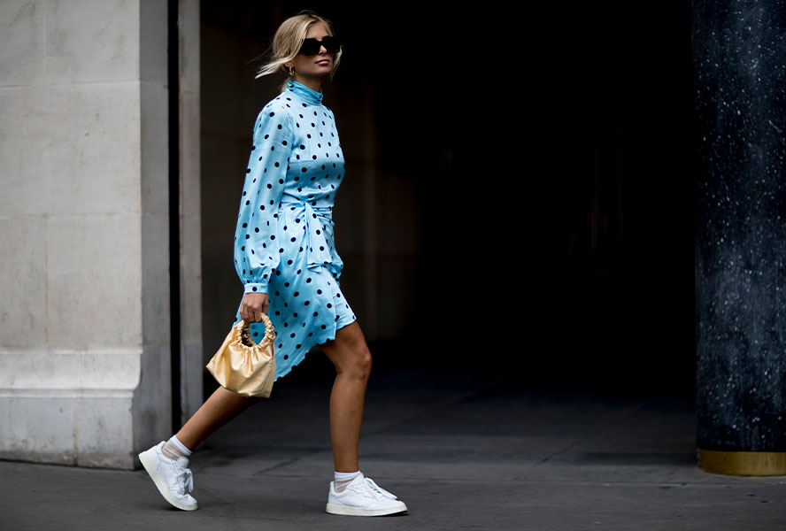 Frau trägt Midi-Kleid mit Punktemuster