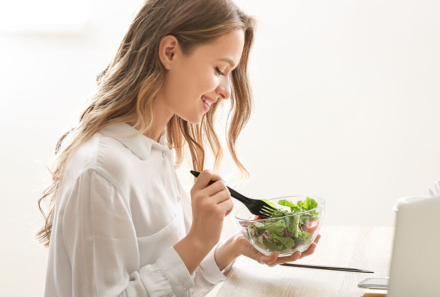 Frau isst einen Salat