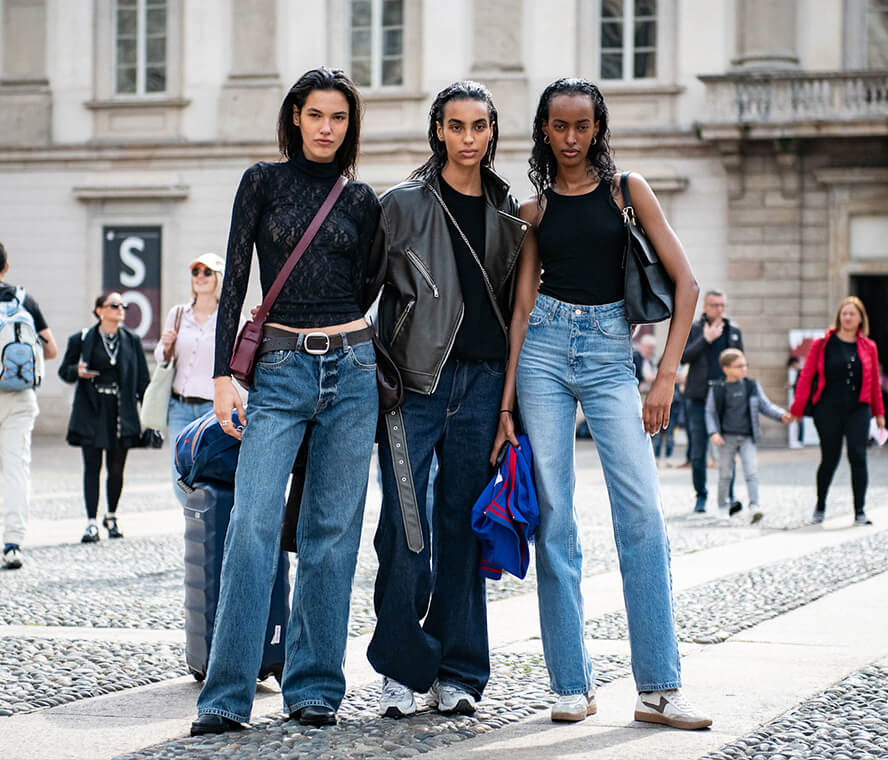 Drei Frauen tragen Streetstyle-Looks mit Sneakern