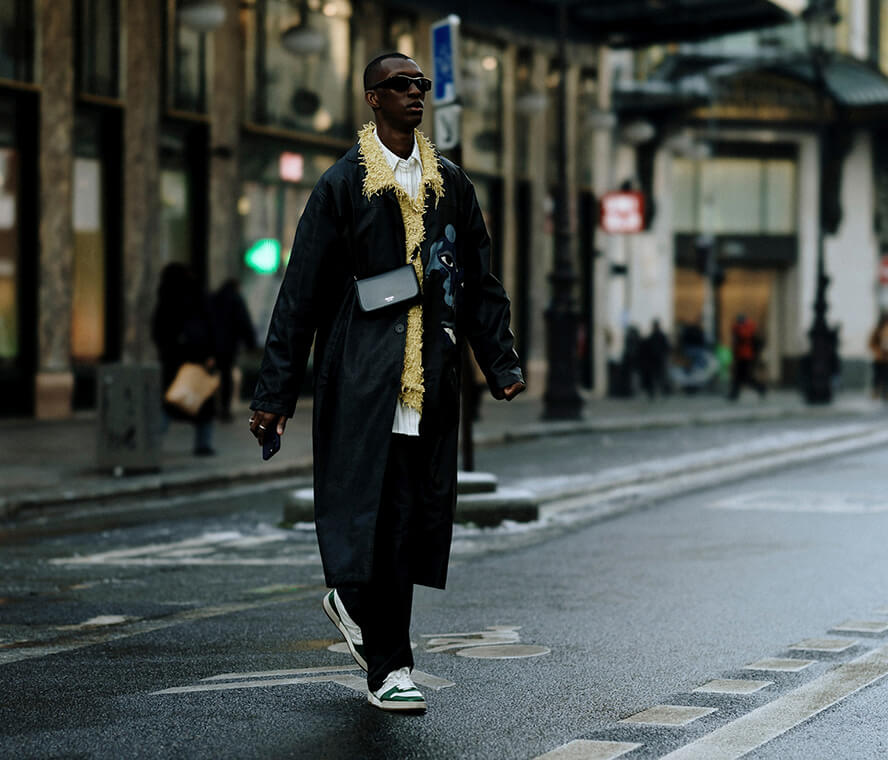 Mann trägt Streetstyle-Look mit Sneakern