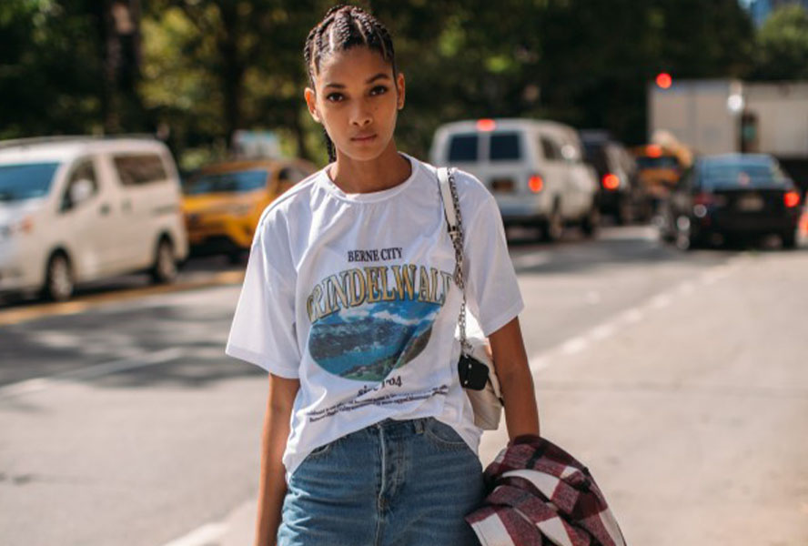 Frau mit bedrucktem T-Shirt