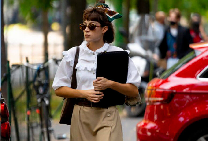 Frau mit buntem Haarband