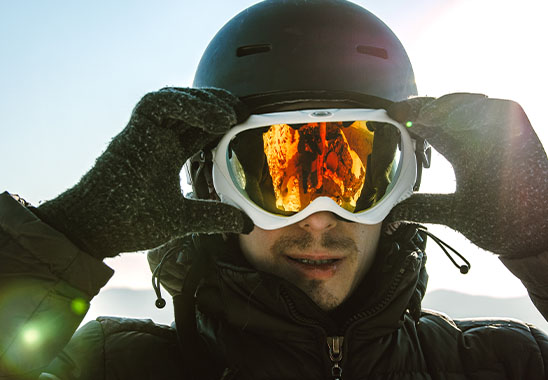 Mann trägt Skibrille