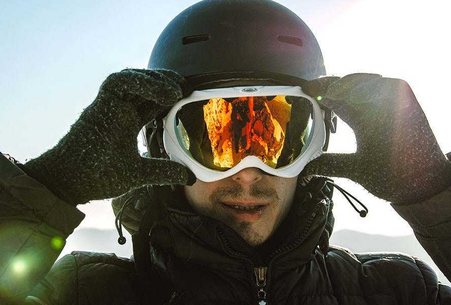 Frau trägt Skibrille